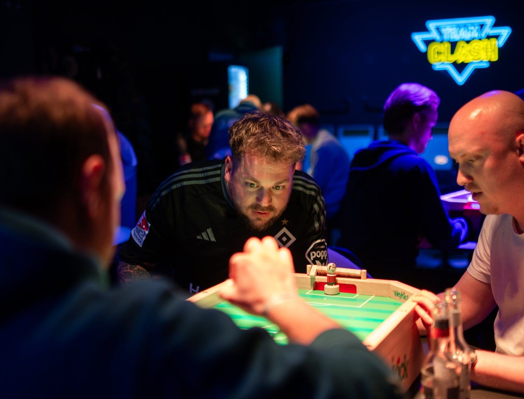 Schüler am Spieltisch bei Team Clash Event