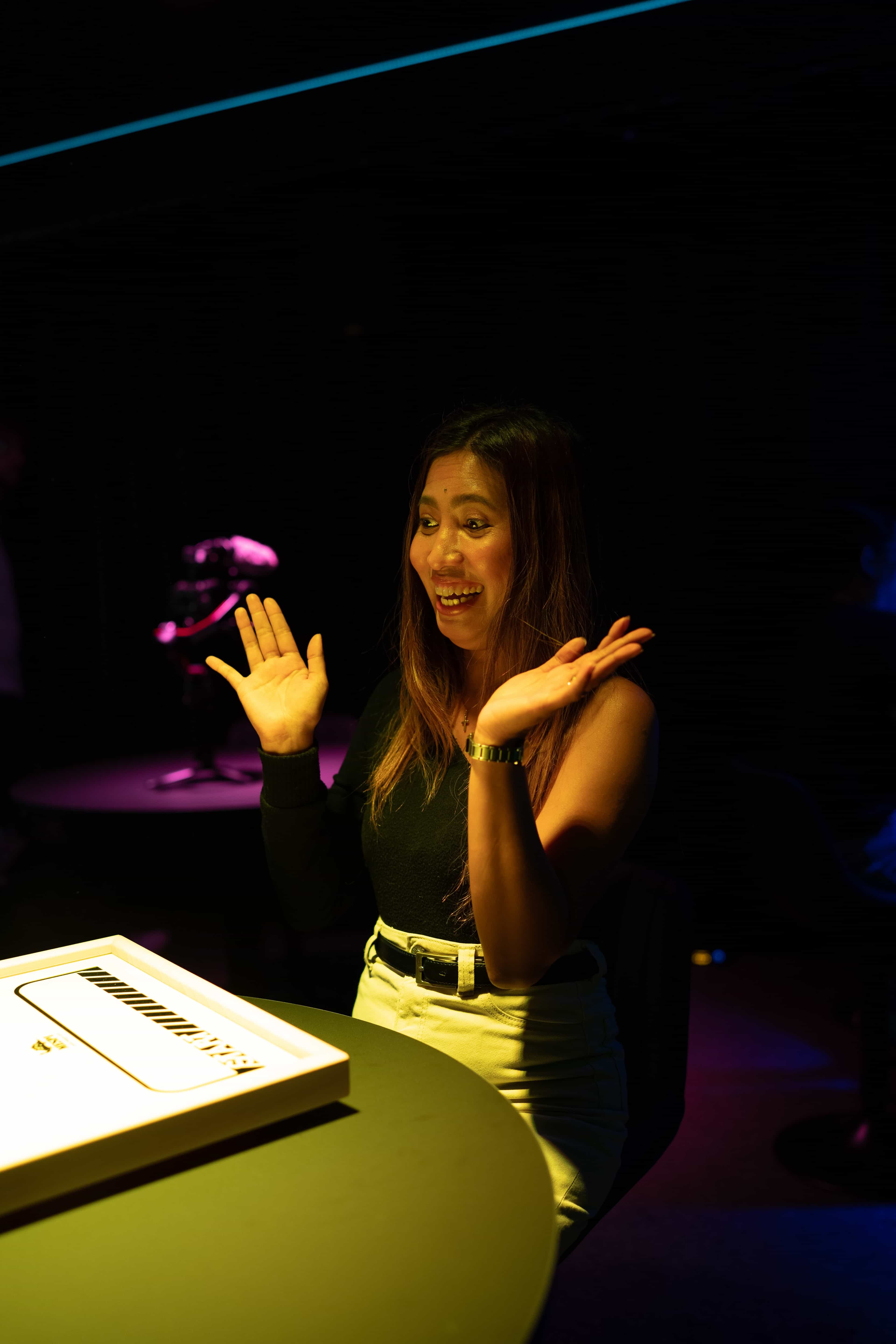 Teilnehmerin lachend am Tisch